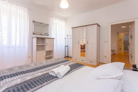 Bed, Bedroom, towels, wardrobe