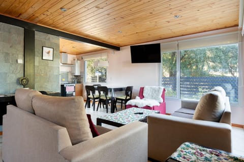Communal lounge/ TV room, TV and multimedia, Seating area, Dining area