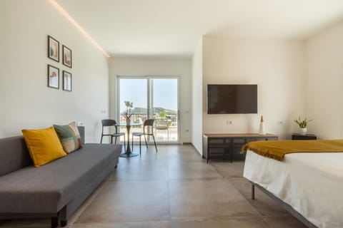 Bed, TV and multimedia, Seating area, Bedroom