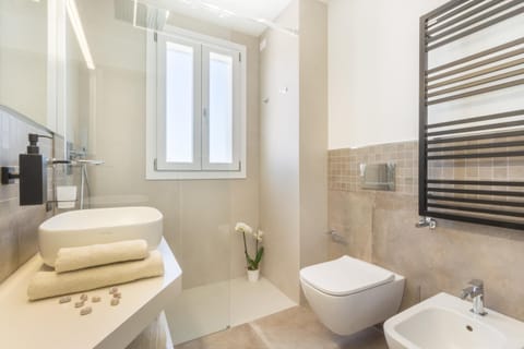 Shower, Toilet, Bathroom, bidet, towels