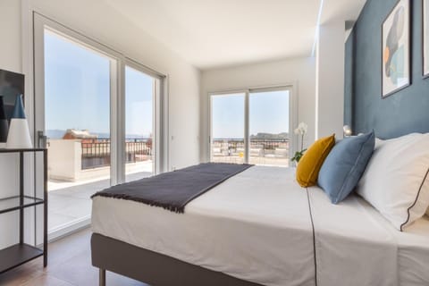 Bed, TV and multimedia, Photo of the whole room