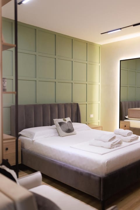 Bed, towels