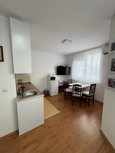 TV and multimedia, Kitchen or kitchenette, Living room, Dining area