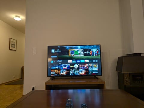 Communal lounge/ TV room, TV and multimedia