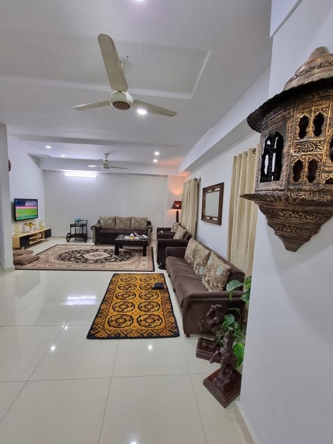 TV and multimedia, Seating area, Dining area