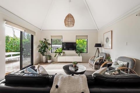 TV and multimedia, Living room, Inner courtyard view, internet