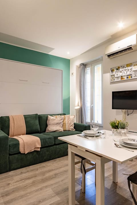 Bed, TV and multimedia, Living room, Seating area, Dining area, Bedroom, air conditioner