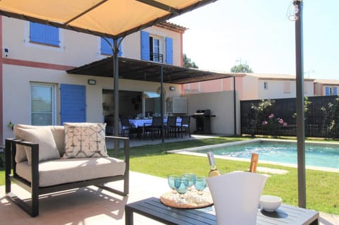 Property building, Patio, Garden view, Pool view, Swimming pool, sunbed
