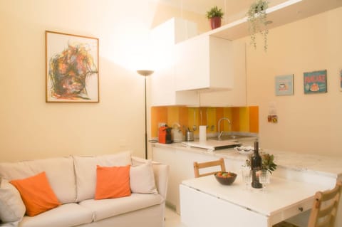 Kitchen or kitchenette, Living room, Seating area, Dining area