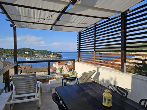 Casa Poquita Vis (Vis town center, seaview terrace) House in Vis