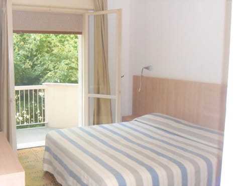 Bed, Balcony/Terrace, Photo of the whole room, Bedroom