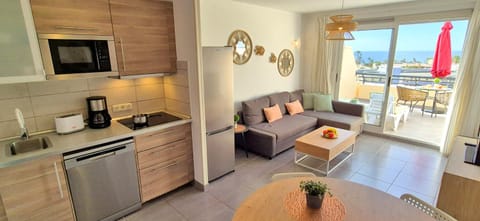 Kitchen or kitchenette, Living room, Seating area, Dining area, stove