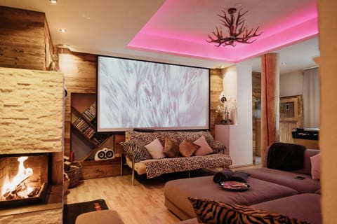 Game Room, TV and multimedia, Living room, Seating area, Evening entertainment, flat iron