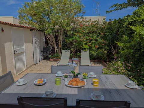 Patio, Day, Food and drinks, Dining area, Food, Garden view, Breakfast, Continental breakfast, Drinks