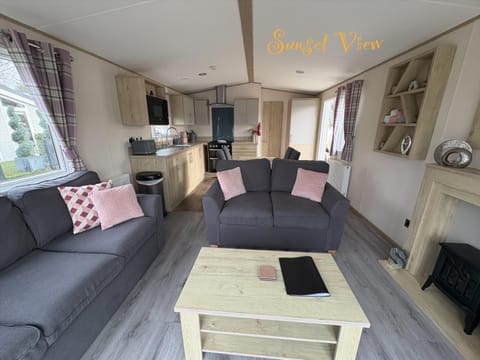 Kitchen or kitchenette, Living room, Seating area, Dining area