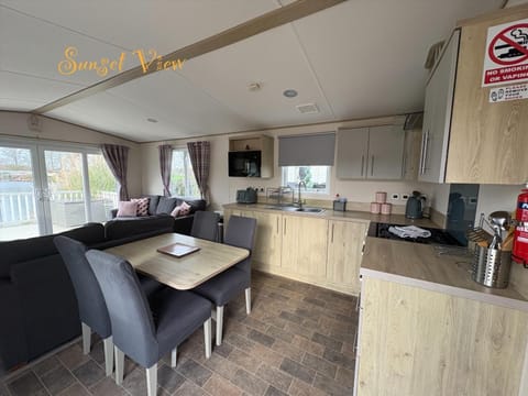 Kitchen or kitchenette, Dining area, stove, toaster