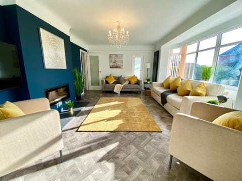 Beautiful Large 5 bedroom House - 5 Minute Walk to the Best Beach! - Great Location - Garden - Parking - Fast WiFi - Smart TV - Newly decorated - sleeps up to 11! Close to Bournemouth & Poole & Sandbanks House in Bournemouth