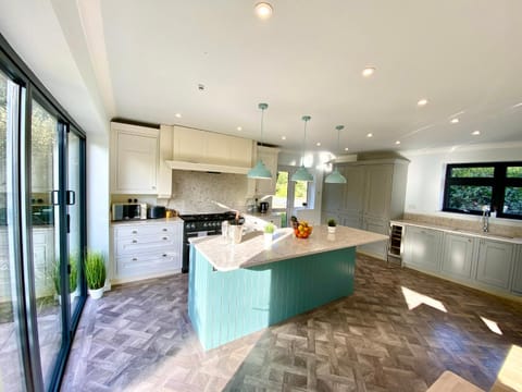 Beautiful Large 5 bedroom House - 5 Minute Walk to the Best Beach! - Great Location - Garden - Parking - Fast WiFi - Smart TV - Newly decorated - sleeps up to 11! Close to Bournemouth & Poole & Sandbanks House in Bournemouth