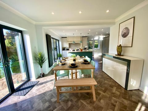 Beautiful Large 5 bedroom House - 5 Minute Walk to the Best Beach! - Great Location - Garden - Parking - Fast WiFi - Smart TV - Newly decorated - sleeps up to 11! Close to Bournemouth & Poole & Sandbanks House in Bournemouth