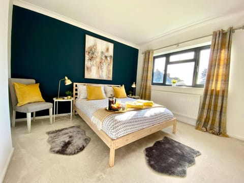 Beautiful Large 5 bedroom House - 5 Minute Walk to the Best Beach! - Great Location - Garden - Parking - Fast WiFi - Smart TV - Newly decorated - sleeps up to 11! Close to Bournemouth & Poole & Sandbanks House in Bournemouth