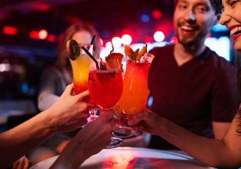 People, Nightclub / DJ, Lounge or bar, Evening entertainment, Alcoholic drinks