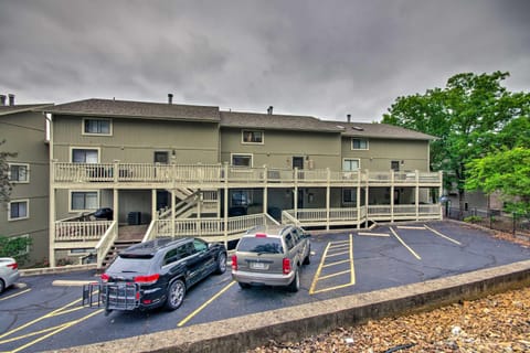 2 Mi to Margaritaville! Lake-View Retreat with Pool Apartment in Lake of the Ozarks