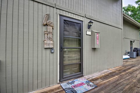 2 Mi to Margaritaville! Lake-View Retreat with Pool Apartment in Lake of the Ozarks