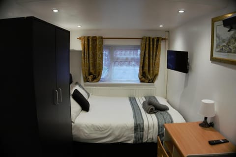 Quiet Studio with Workspace Shared Entrance for Contractors and Business Travellers Apartment in Coventry