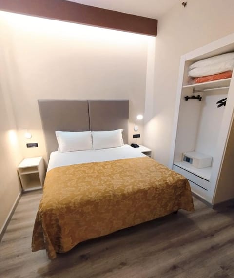 Photo of the whole room, Bedroom, furniture
