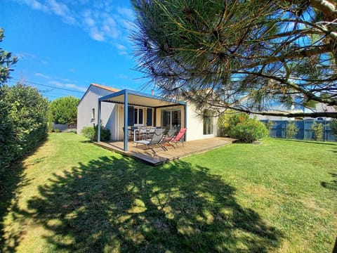 Property building, Day, Natural landscape, Garden, Garden view