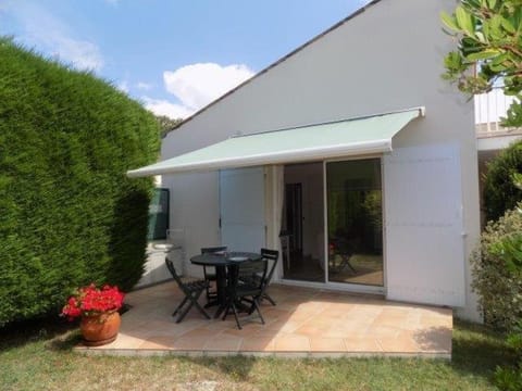Property building, Patio, Day, Garden, Dining area, Garden view