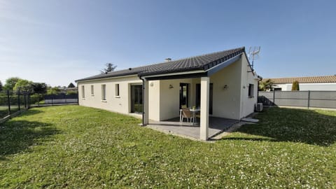 Property building, Day, Garden, Garden view