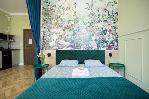 Bed, Living room, Bedroom, towels