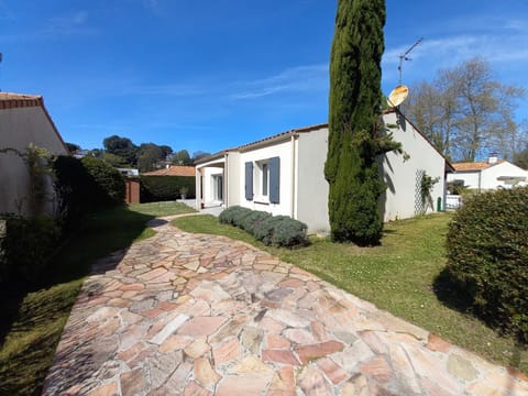 Property building, Day, Garden, Garden view