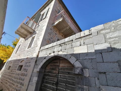 Property building, Facade/entrance, Day