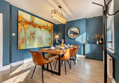 Luxury Cromer cottage with hot tub & log burner in Town House in Cromer