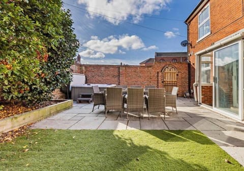 Luxury Cromer cottage with hot tub & log burner in Town House in Cromer