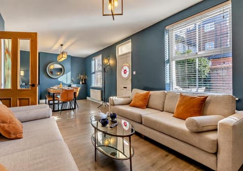 Luxury Cromer cottage with hot tub & log burner in Town House in Cromer