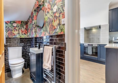 Luxury Cromer cottage with hot tub & log burner in Town House in Cromer