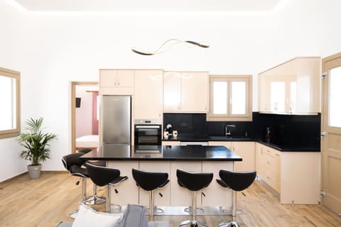 Kitchen or kitchenette, Dining area, oven, pet friendly, stove