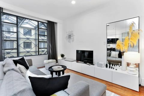 TV and multimedia, Living room, Seating area, Evening entertainment