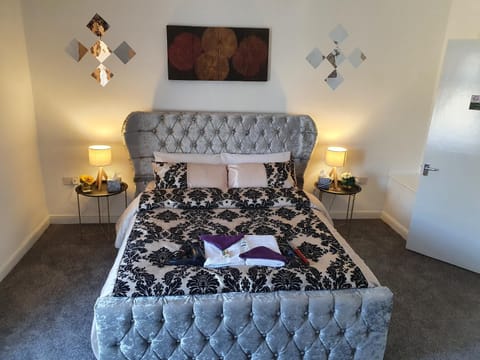 king Bed Premium luxury suite + Free Parking + Free Fast WiFi House in Leeds