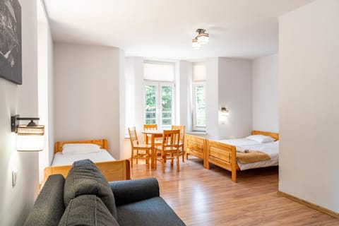 Communal lounge/ TV room, Bed, TV and multimedia, Photo of the whole room, Seating area