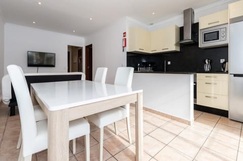 TV and multimedia, Kitchen or kitchenette, Living room, Seating area, Dining area