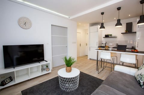 Communal lounge/ TV room, TV and multimedia, Kitchen or kitchenette, Living room, Seating area, Dining area, Communal kitchen