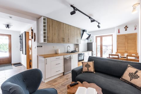 Kitchen or kitchenette, Living room, Seating area, Dining area