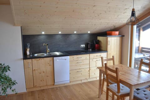 Kitchen or kitchenette, Dining area