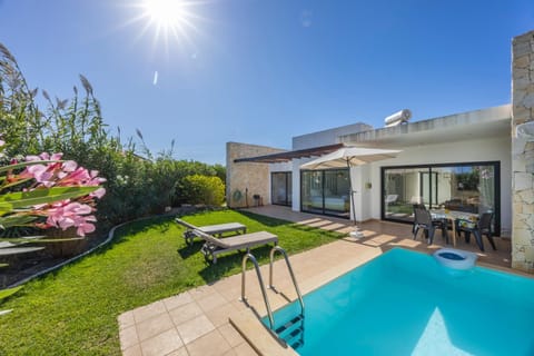 Garden, Garden, Balcony/Terrace, Swimming pool, Swimming pool, sunbed