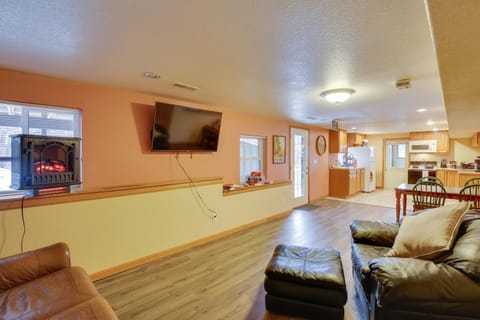 5 Mi to Terry Peak Slopes Quiet Apt with Patio! Apartment in Lead