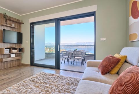 Bed, Natural landscape, TV and multimedia, View (from property/room), Balcony/Terrace, Living room, Photo of the whole room, Seating area, Dining area, Evening entertainment, Sea view